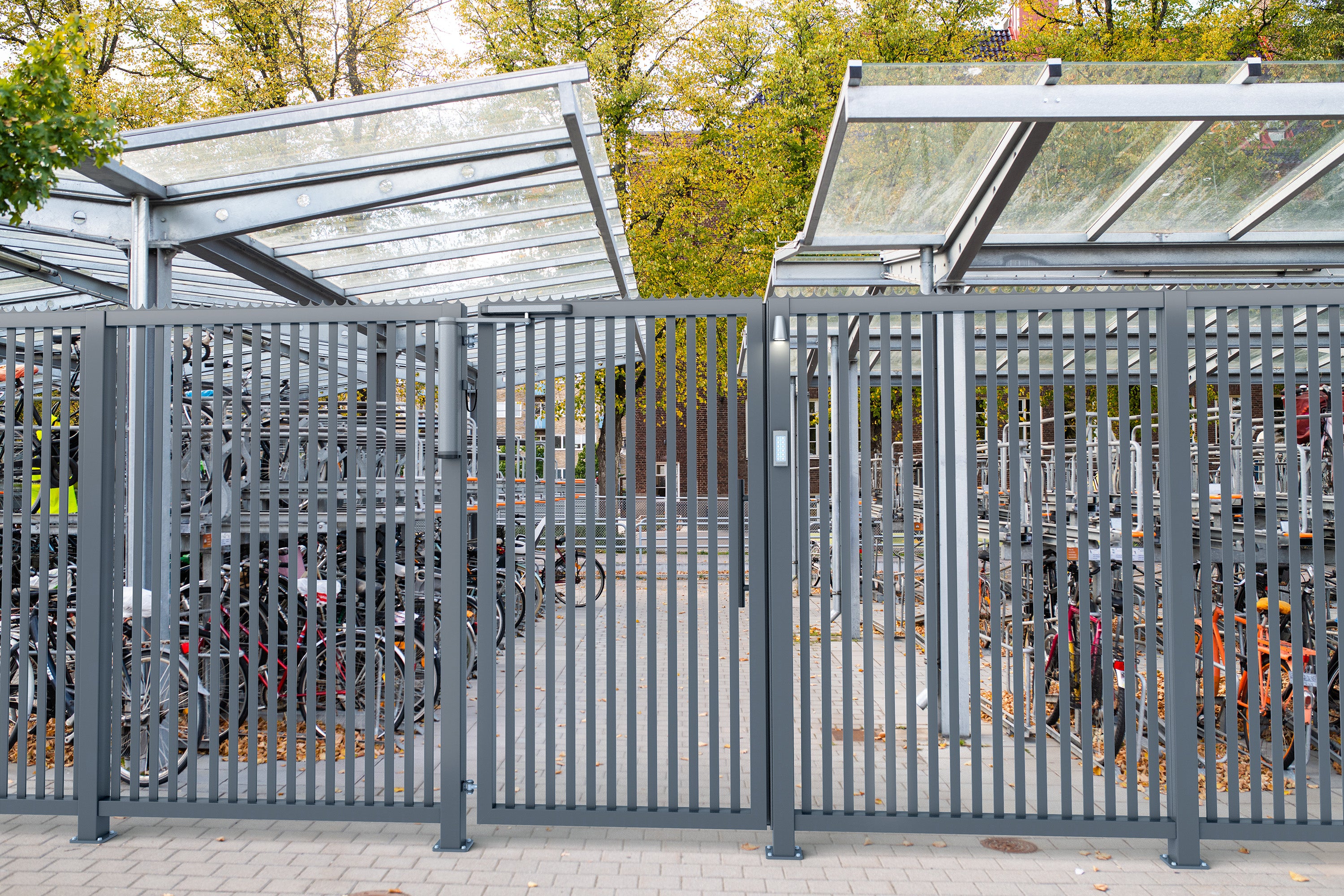 Cierrapuertas motorizado Locinox Venus para puertas batientes peatonales